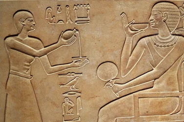 Königin Kawit bei ihrer Toilette, vom Sarkophag der Königin Kawit, gefunden in Deir el-Bahri, Mittleres Reich, ca. 2061-2010 v. Chr.