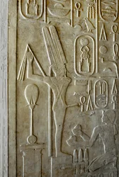 Ägyptische Antiquität: Hieroglyphe mit der Darstellung des ithyphallischen Gottes Min, Weiße Kapelle des Pharaos Sesostris I. (1962-1928 v. Chr.), 12. Dynastie, Heiligtum zur Verehrung des Gottes Amun. Freilichtmuseum des Tempels von Karnak, Ägypten