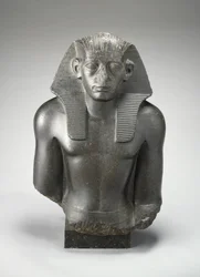 Männlicher Kopf und Torso einer sitzenden Statue von König Sesostris III. von Ägypten