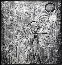 Echnaton (Amenhotep IV) ketzerischer Pharao, regierte ab ca. 150 v. Chr., hier mit Nofretete und ihren zwei Töchtern, die der Sonne Geschenke darbringen. Relief ursprünglich im Sonnentempel, Theben. Leinenkleidung