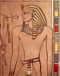 Amenhotep II. (ca. 1427-1392 v. Chr.) mit einem Ankh, das zu seinen Lippen erhoben wird, aus der Sarkophagkammer seines Grabes, Neues Reich