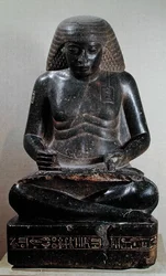 Amenhotep, Sohn des Hapu, im Schneidersitz, aus dem Tempel von Amun, Karnak, ca. 1391-53 v. Chr.