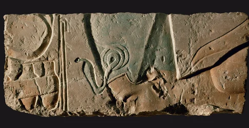 Amenophis IV Akhnaton verehrt die Sonne