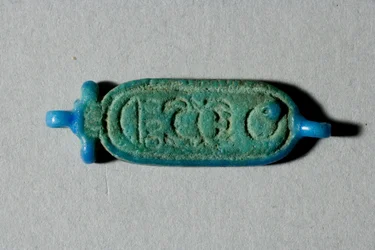 Perle mit der Kartusche von Tutanchamun, Neues Reich, Regierungszeit von Tutanchamun, 1336-27 v. Chr. (Faience)