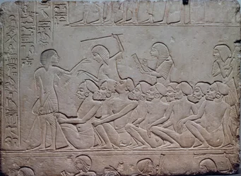 Schwarze Gefangene, umringt von bewaffneten Wachen, Relief aus dem memphitischen Grab des Haremhab in Sakkara, ägyptische Zivilisation, Neues Reich, 18. Dynastie