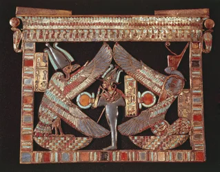 Brustplatte mit Osiris auf schwarzem Hintergrund