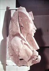 Büste von Amenophis IV (Echnaton) (ca. 1364-1347 v. Chr.) aus dem Tempel des Amun, Karnak, ca. 1353-1337 v. Chr. (Sandstein)