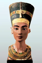 Büste der ägyptischen Königin Nofretete (1353-1336 v. Chr.), Gemahlin des Pharaos Amenophis IV. Echnaton