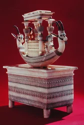 Truhe mit einem Boot, dekoriert mit zwei Köpfen eines syrischen Steinbocks und zwei weiblichen Figuren, die als Prinzessin Mutnedjmet angesehen werden, aus dem Grab von Tutanchamun