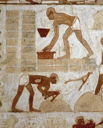 Handwerker beim Ziegellegen und Pylonenbau