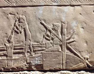 Ägypten, Altes Memphis, Nekropole von Saqqara. Mastaba von Ipi. Relief, das Zimmerleute zeigt, die ein Boot reparieren. (Neues Reich, Dynastie XVIII)