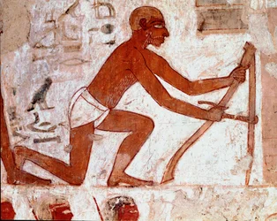 Ägyptische Kunst: Grab von Rekhmire. Pflüger bei der Arbeit mit seinem landwirtschaftlichen Werkzeug. Fresko von Luxor (Stätte von Theben, Nekropole von Scheich Abd al-Gournah (Gournah), linkes Nilufer, Ägypten. - Altes Ägypten: Grab von Rekhmire. Die Arbe