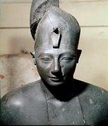Ägyptische Antiquität: Basaltbüste des Pharao Thutmosis III (ca. 1504-1450 v. Chr.), 18. Dynastie. Aus Karnak. Kairo, Ägyptisches Museum