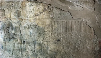 Ägyptische Antiquität: Relief aus dem Grab von Kha em Het (Khaemhat), Inspektor der Speicher und Schreiber am Hof von Amenophis III. (TT57), das eine Flotte von Schiffen darstellt. 18. Dynastie. 1530-1290 v. Chr. Tal der Adligen. Luxor, Westufer, Ägypten