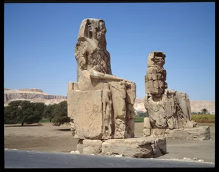 Ägyptische Antike: Blick auf den Koloss von Memnon, Periode Amenophis III, Neues Reich
