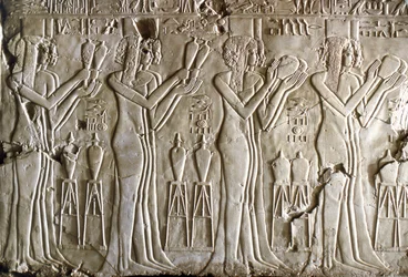 Ägyptische Antiquität: junge Mädchen machen Opfergaben. Grab von Kherouef