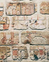 Ägyptische Zivilisation, Fragmente der Talatat-Mauer, aus dem Tempel von Amenhotep IV in Karnak, Luxor, Ägypten