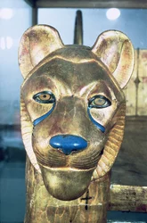 Bestattungsbettkopf in Form eines Löwen, aus dem Grab von Tutanchamun (ca. 1370-1352 v. Chr.) Neues Reich (stuckiertes & vergoldetes Holz)