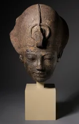 Kopf von Amenhotep III. mit der blauen Krone, ca. 1391-1353 v. Chr.