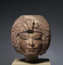 Kopf von Amenhotep III. mit der runden Perücke, ca. 1391-1353 v. Chr.