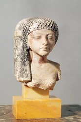 Kopf einer Prinzessin aus der Familie von Echnaton, Neues Reich (bemalter Kalkstein)