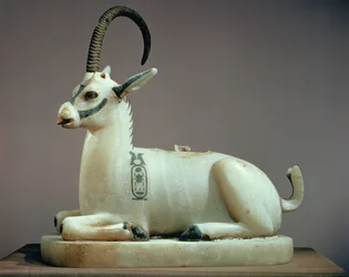 Deckel eines Salbgefäßes in Form eines Steinbocks, aus dem Grab von Tutanchamun (ca. 1370-52 v. Chr.) Neues Reich (bemalter Alabaster)