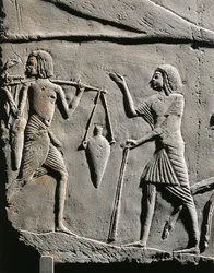 Leben in einem Militärlager: Wasserträger erhält Befehle von einem Offizier, Relief aus dem Grab von Horemheb in Saqqara (Detail)