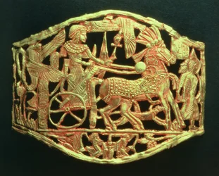 Durchbrochene Platte oder Schnalle, die die triumphale Rückkehr des Königs mit Gefangenen zeigt, aus dem Grab von Tutanchamun (ca. 1370-52 v. Chr.) Neues Reich (Gold)