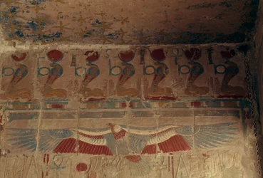 Bemalte Wand mit Sonnenscheibe, Uraeus und Geier von Oberägypten, Totentempel von Hatschepsut, Deir el-Bahari, Thebanische Nekropole (UNESCO-Welterbeliste)