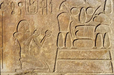 Königin Hatschepsut (ca. 1503-1482 v. Chr.) kniend vor einem Opfertisch, Tempel des Amun, Neues Reich