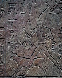 Königin Hatschepsut in Begleitung des Apis-Stiers während der Zeremonien des Jubiläumsfestes, Relief, Tempel des Amun, Karnak-Tempelkomplex (Unesco-Welterbeliste)