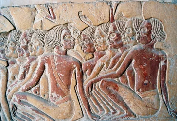 Relief von nubischen Sklaven, zweiter Hof des Grabes von Horemheb, Saqqara-Nekropole, Memphis (Unesco-Welterbeliste)