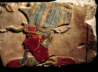 Relief, das den Pharao Thutmosis III mit der Atef-Krone darstellt