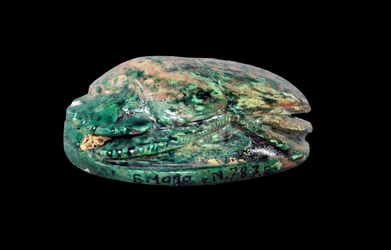 Seitenansicht eines Hochzeitsskarabäus von Amenhotep III. und Königin Teje, Neues Reich