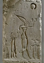 Die königliche Familie von Amenophis IV. Akhnaton opfert Aton