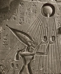 Die königliche Familie von Amenophis IV. Akhnaton opfert Aton, dem Sonnengott (Relief)