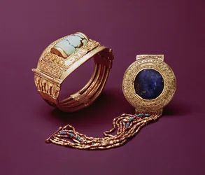 Zwei Armbänder, aus dem Grab von Tutanchamun (ca. 1370-1352 v. Chr.) Neues Reich