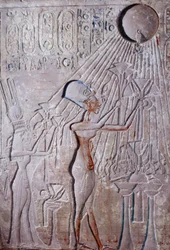 Flachrelief von König Ikhenaton und Königin Nofretete, die den Sonnengott Aton anbeten