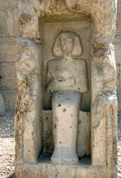 Alte ägyptische Kunst: Flachrelief des Gottes Osiris im Hof des Tempels von Sethos I.