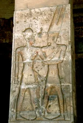 Alte ägyptische Kunst: Flachrelief an der Säule des Tempels von Sethos I. (Sety oder Seti I)