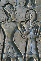 Basrelief, das einen Pharao darstellt, Tempel von Sethos I., oder Großer Tempel von Abydos, Abydos, Ägypten, ägyptische Zivilisation, Neues Reich, 19. Dynastie