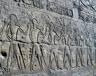 Figuren, die Bergbaudistrikte symbolisieren und ihre Tribute an Gott bringen, Relief, Ramesses II. Hof, Tempel von Amun (Unesco-Weltkulturerbe)