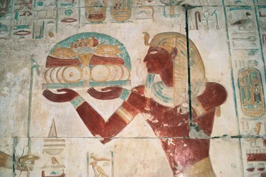 Ägypten, Abydos, Tempel des Pharao Sethos I., Osiris-Kapelle, bemaltes Relief, das einen Opferträger darstellt