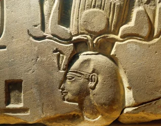 Ägypten, Luxor, Antikes Theben, Assasif-Tal, Fragment eines Reliefs, das Ramses II. und Kartuschen darstellt