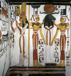Ägypten, Theben, Luxor, Tal der Königinnen, Grab von Nefertari, Anbau zur Vorkammer, Wandmalereien, Königin vor göttlicher Entität, die Osiris darstellt, ruht in Ra im Kreis der Göttinnen Isis und Nephthys