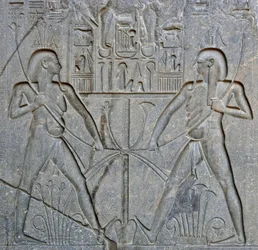 Ägyptische Antiquität: Detail des Sockels der Statue des Pharao Ramses II. (1292-1186 v. Chr.), die die Vereinigung von Ober- und Unterägypten darstellt. Tempel von Luxor. Ostufer (Theben), Ägypten