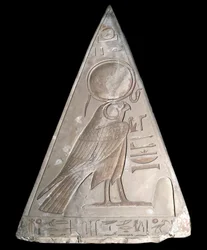 Ägyptische Antiquität: Pyramidenspitze der Kapelle von Ramose, dekoriert mit der Darstellung von Ra-Harakte