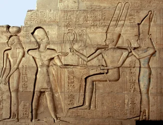 Ägyptische Antike: Relief, das Pharao Ramses II. vor zwei Gottheiten der thebanischen Triade, Amon und Mut, darstellt; Totentempel, der dem Pharao Ramses II. (1279-1213 v. Chr.) gewidmet ist, Standort Ramasseum in Luxor, Ägypten.