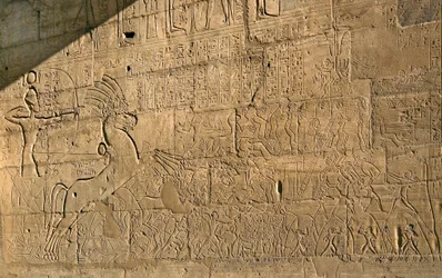 Ägyptische Antike: Ansicht der Reliefs, die die Taten von Ramses II. während der Schlacht von Qadesh im Jahr 1274 v. Chr. feiern, Gedenktempel, der dem Pharao Ramses II. (1279-1213 v. Chr.) gewidmet ist, Standort Ramasseum in Luxor, Ägypten.