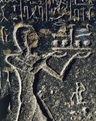 Granitstatue, die Prinz Merneptah in Anbetung zeigt, gewidmet dem Gott Ptah